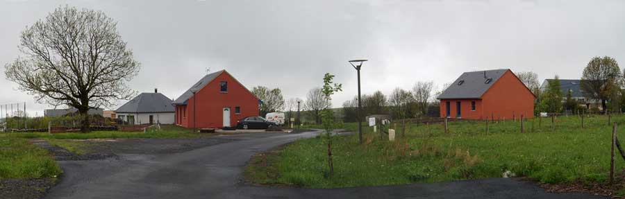 La place du frêne et les noues le long de la rue aménagement en cours