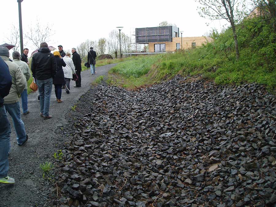 bassin de rétention le long du chemin bassin de rétention