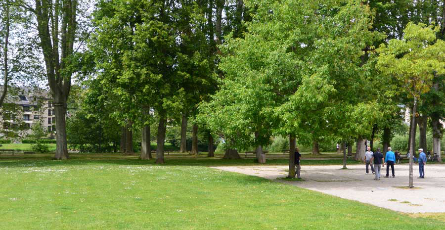 L’ombre des arbres permet les loisirs estivaux