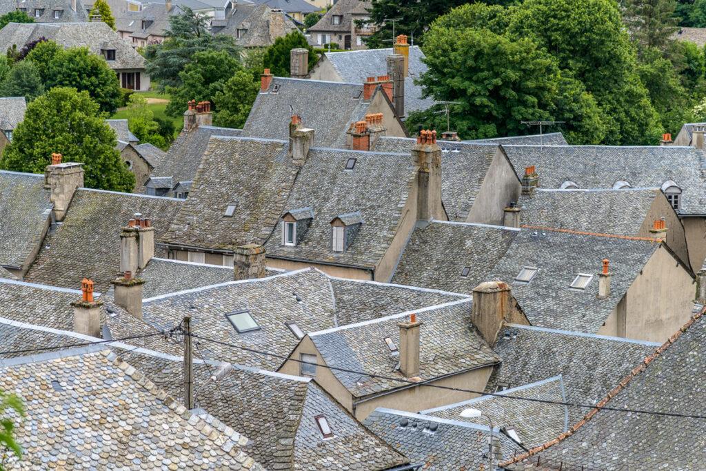 La Lauze sur les toitures du bourg de Laguiole. La Lauze sur les toitures du bourg de Laguiole.